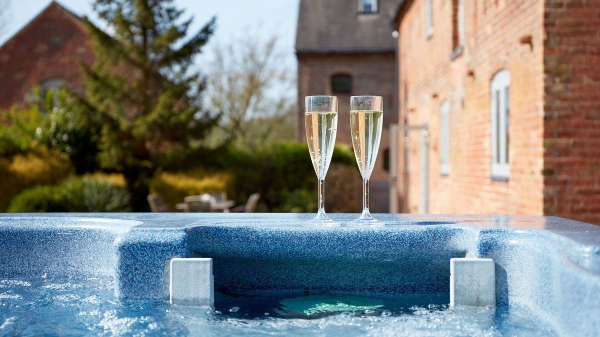 Dalbury Lees House | Stunning villa for 10 people with WIFI, hot tub, TV and terrace