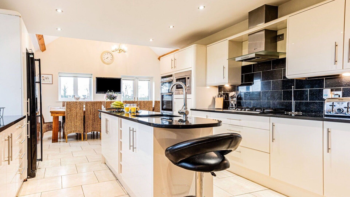 Holywell House | Stunning villa for 14 guests with WIFI and parking