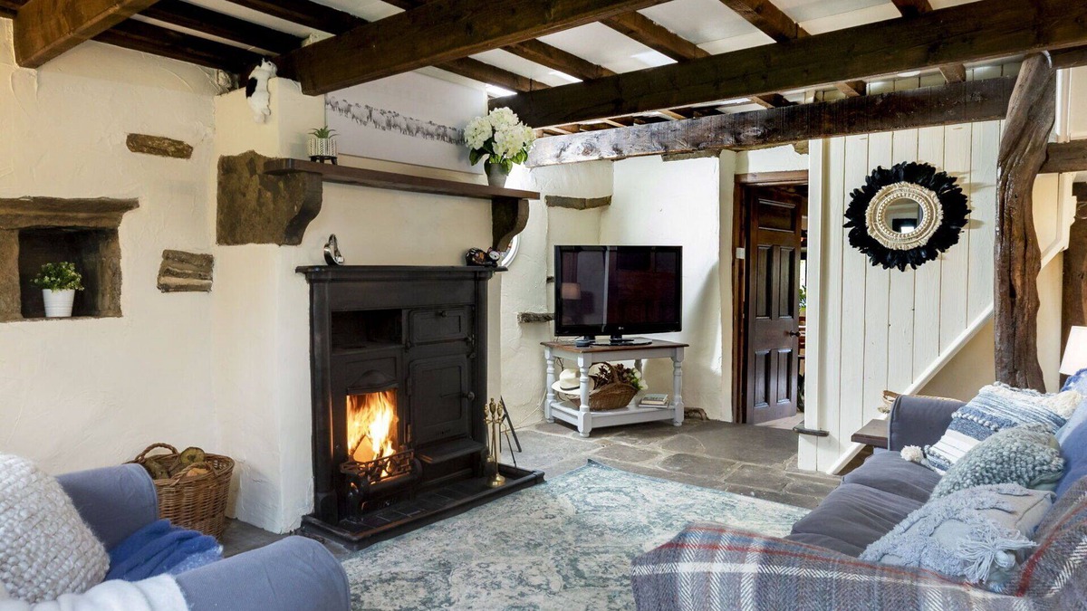 Bury House | Stunning villa for 2 guests with WIFI, TV, pets allowed and parking