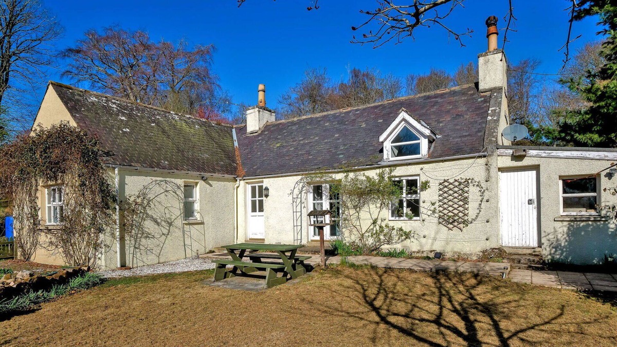 Inverurie House | Stunning villa for 4 people with WIFI and parking