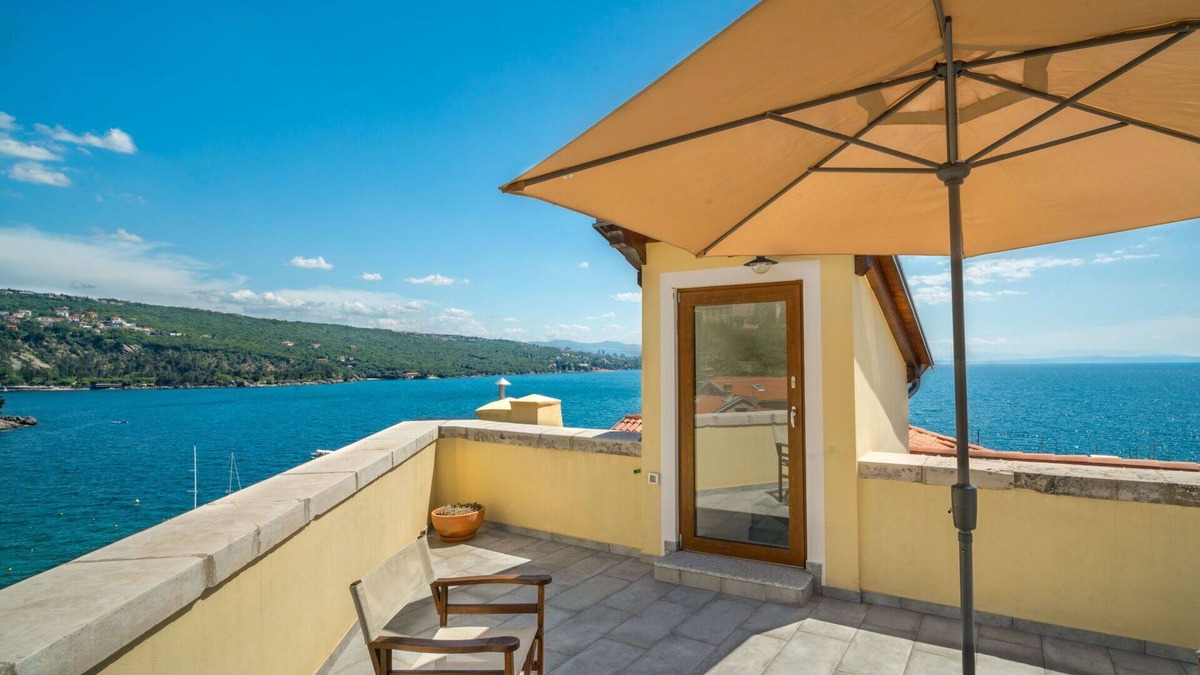 Volosko Villa | Stunning villa for 4 people with A/C, WIFI, TV, terrace and parking