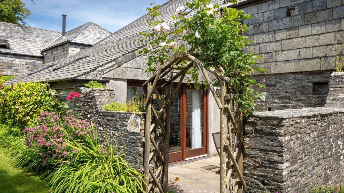 Fivelanes House | Stunning villa for 5 people with hot tub, WIFI, patio, pets allowed and parking