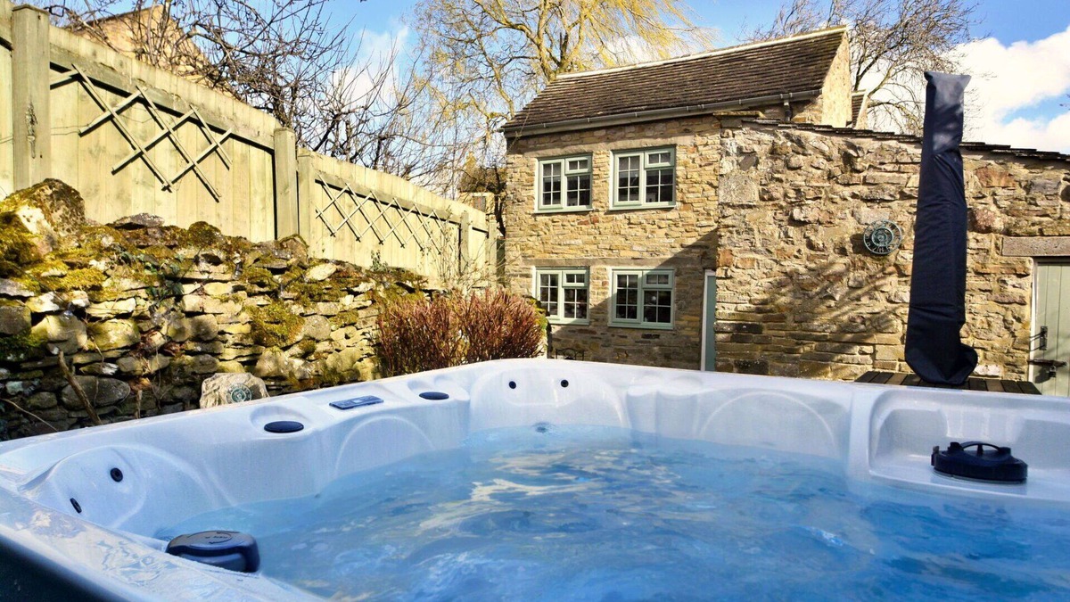 Bellerby House | Stunning villa for 6 guests with WIFI, hot tub, terrace and pets allowed