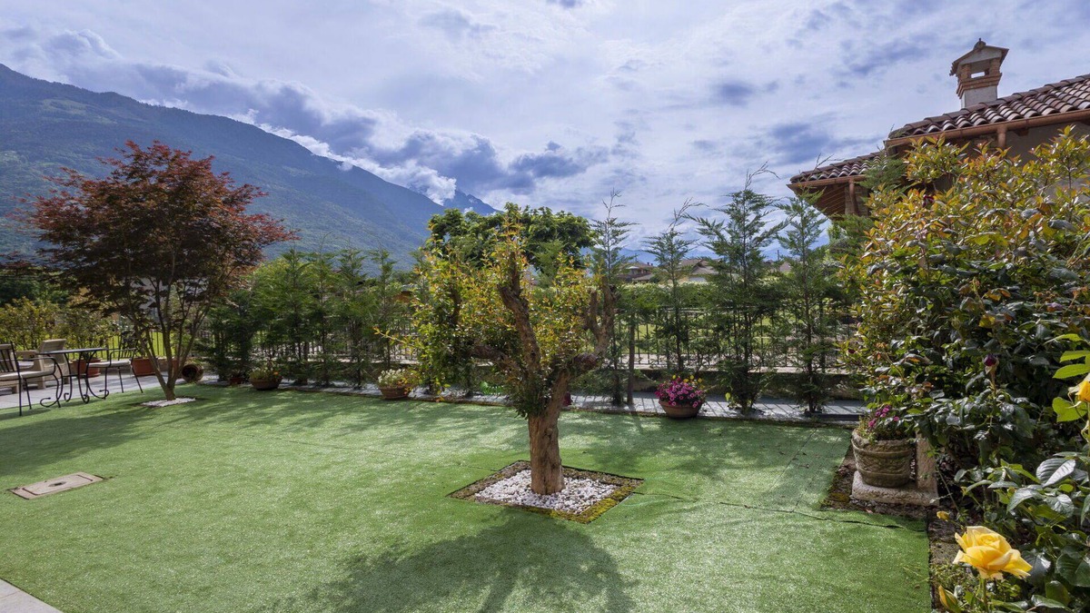 Traona Villa | Stunning villa for 6 guests with A/C, WIFI, TV, patio and parking