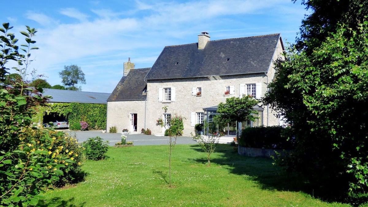 Biniville House | Stunning villa for 7 guests with WIFI, TV, terrace, pets allowed and parking