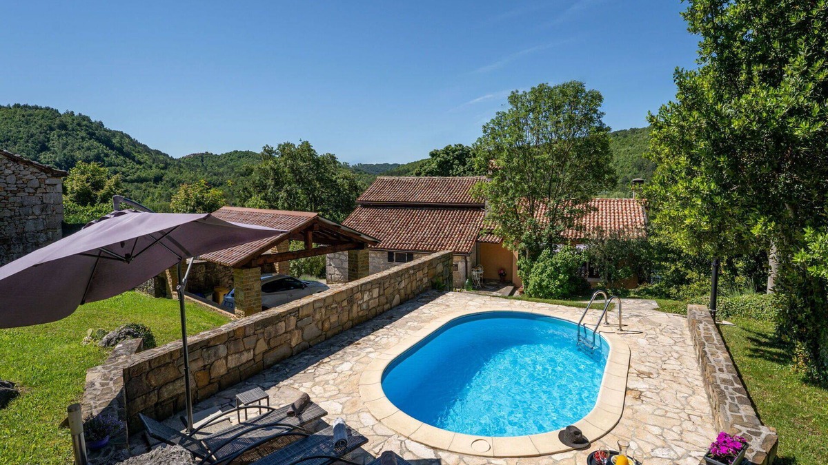 Grabri House | Stunning villa for 7 guests with hot tub, private pool, A/C, WIFI, TV, pets allowed and parking