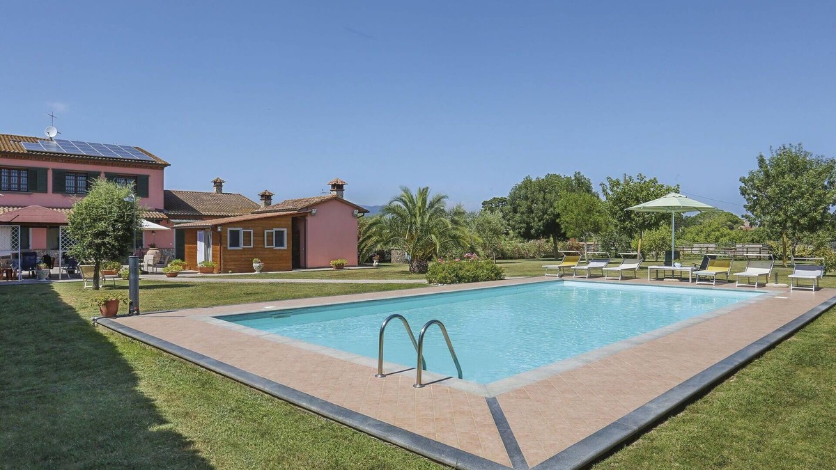 Crespina House | Stunning villa for 8 people with WIFI, hot tub, A/C, pool, TV, patio and parking