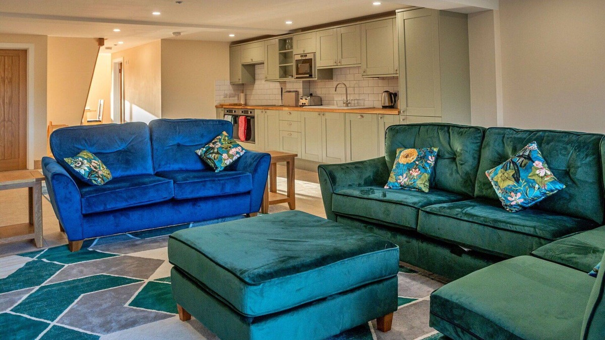 Little Rissington House | Stunning villa for 8 guests with WIFI, hot tub, pets allowed and parking