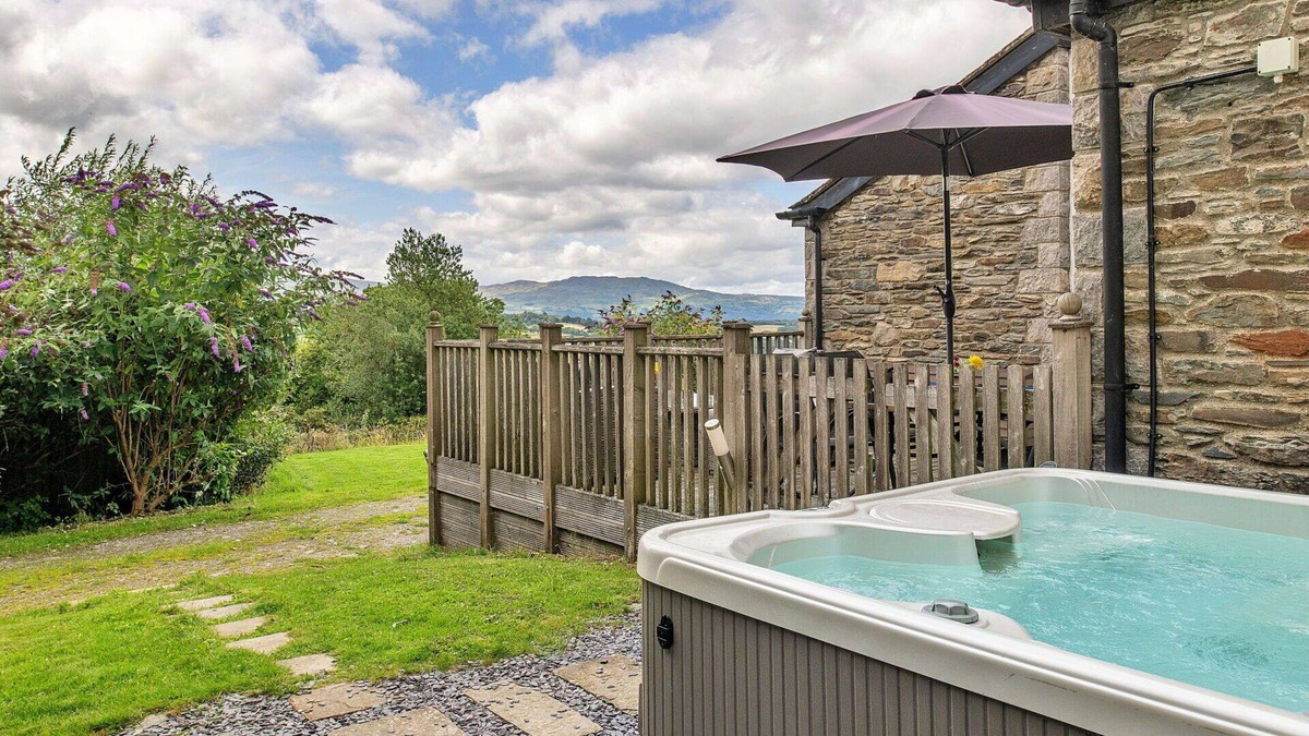 Eglwysbach House | Stunning villa for 4 people with hot tub, WIFI, terrace, pets allowed and parking