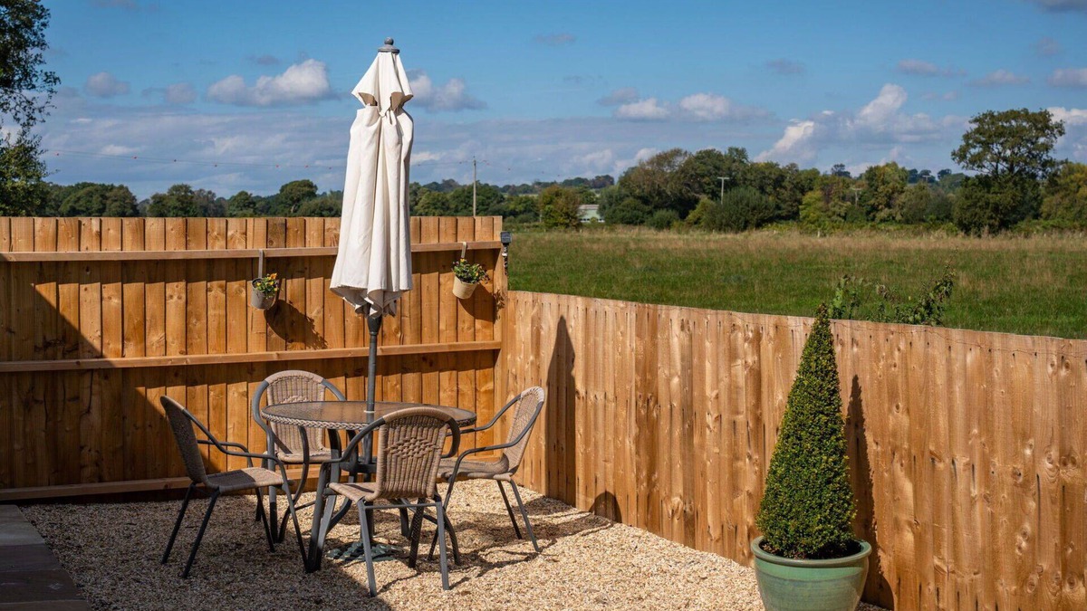 Westhay House | Stunning villa for 4 guests with WIFI, TV and parking