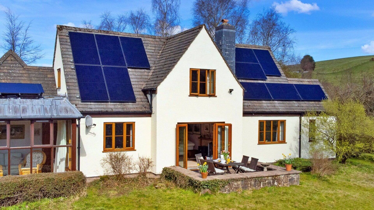 Llanidloes House | Stunning villa for 6 people with WIFI and terrace