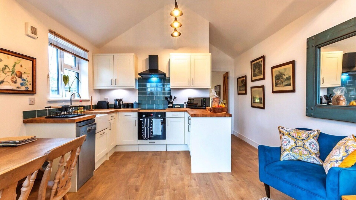 West Meon House | Stunning villa for 2 people with WIFI and parking