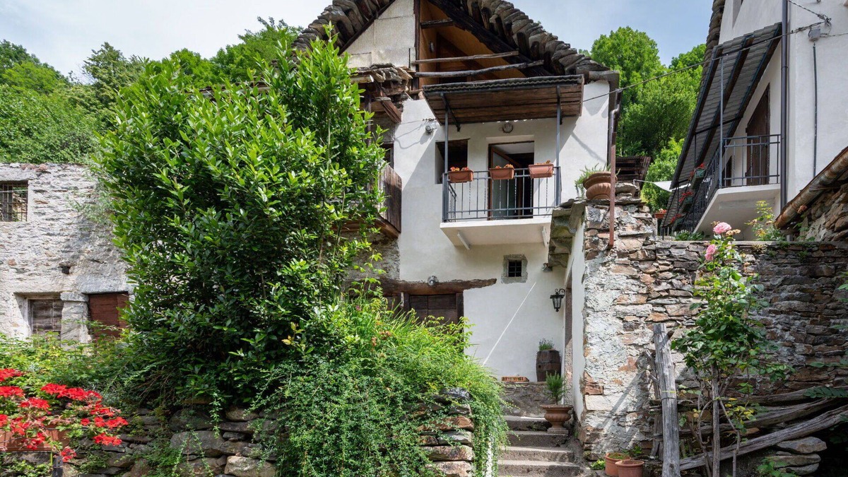 Bognanco House | Stunning villa for 2 people with TV, terrace, pets allowed and parking