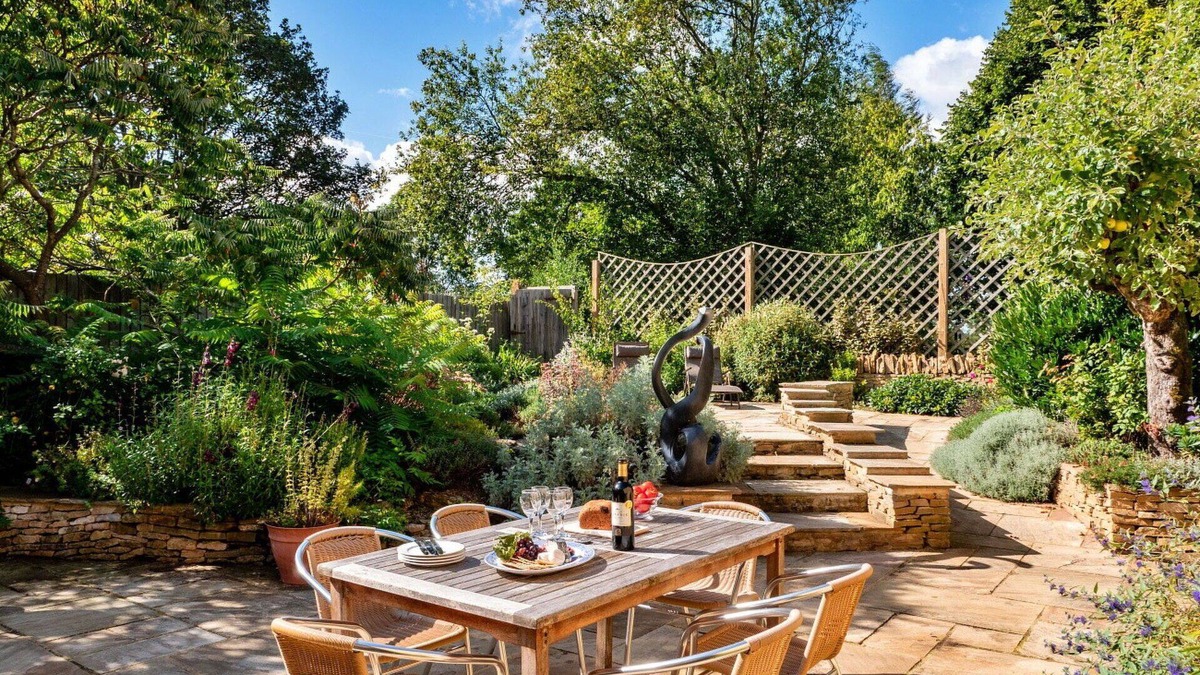 Kingham House | Stunning villa for 6 guests with WIFI, pool, pets allowed and parking