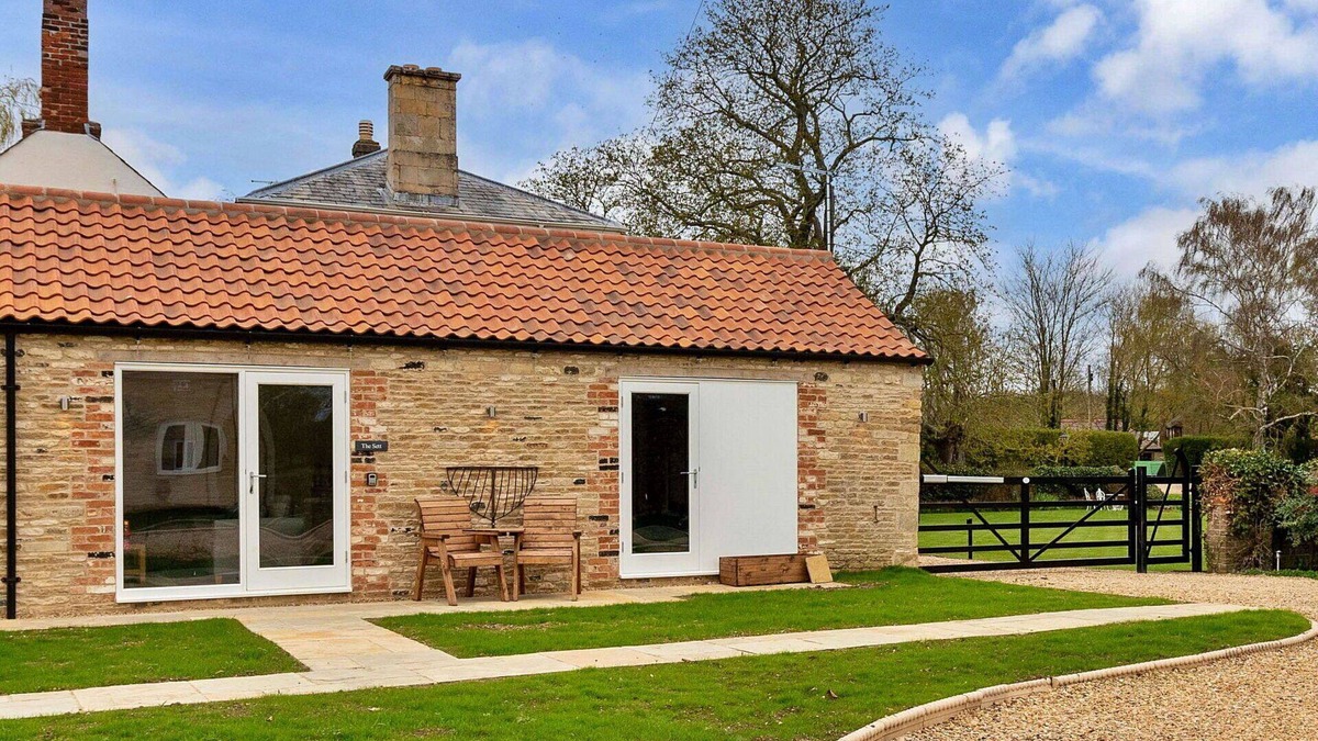 Thurlby House | Stunning villa for 2 guests with WIFI, terrace, pets allowed and parking