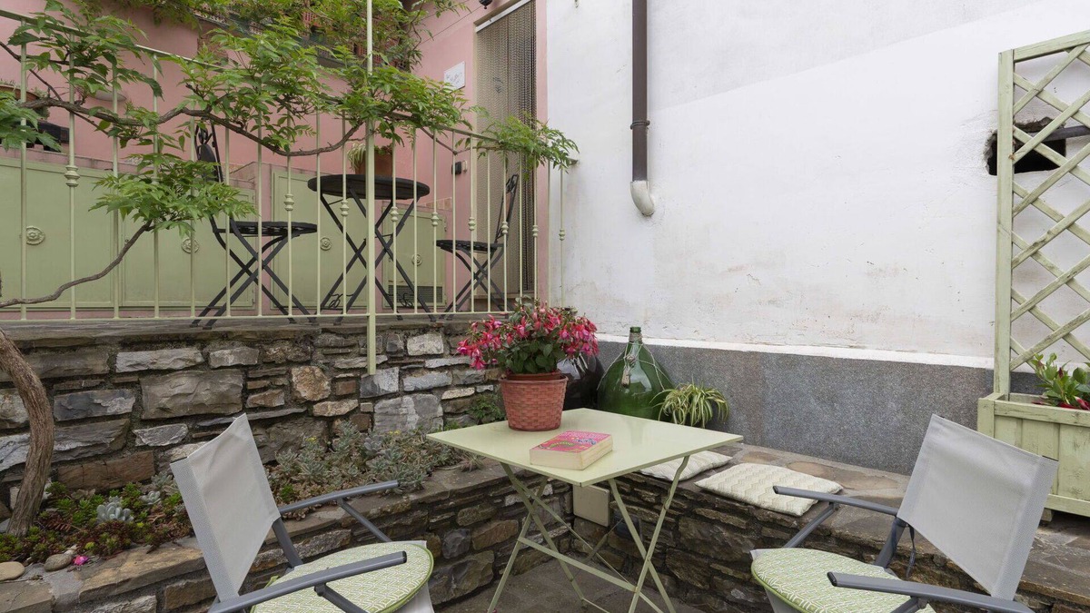 Diano Arentino House | Stunning villa for 4 guests with WIFI, TV, balcony, pets allowed and parking