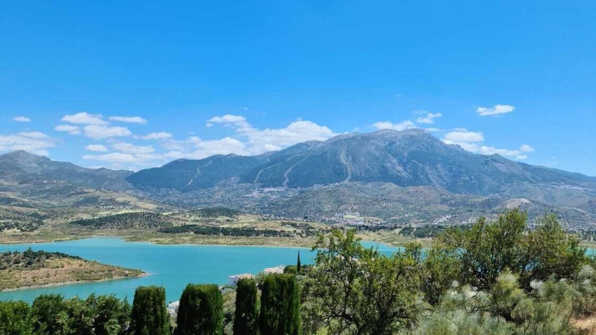 Los Romanes Villa | Stunning Villa with a Private Pool, Panoramic views of Lake Vinuela
