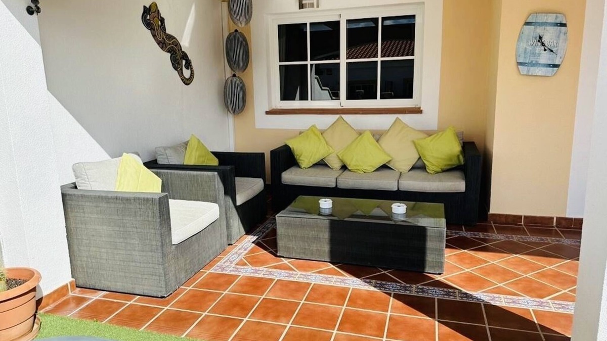Caleta de Fuste Villa | STUNNING VILLA WITH HOT TUB, 10 MINS WALK TO THE BEACH,WITH COMMUNAL POOL.