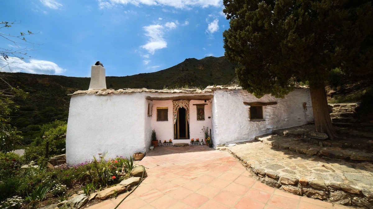 Orgiva House | Stunning Villa with Sauna, Swimming Pool and Yoga Space