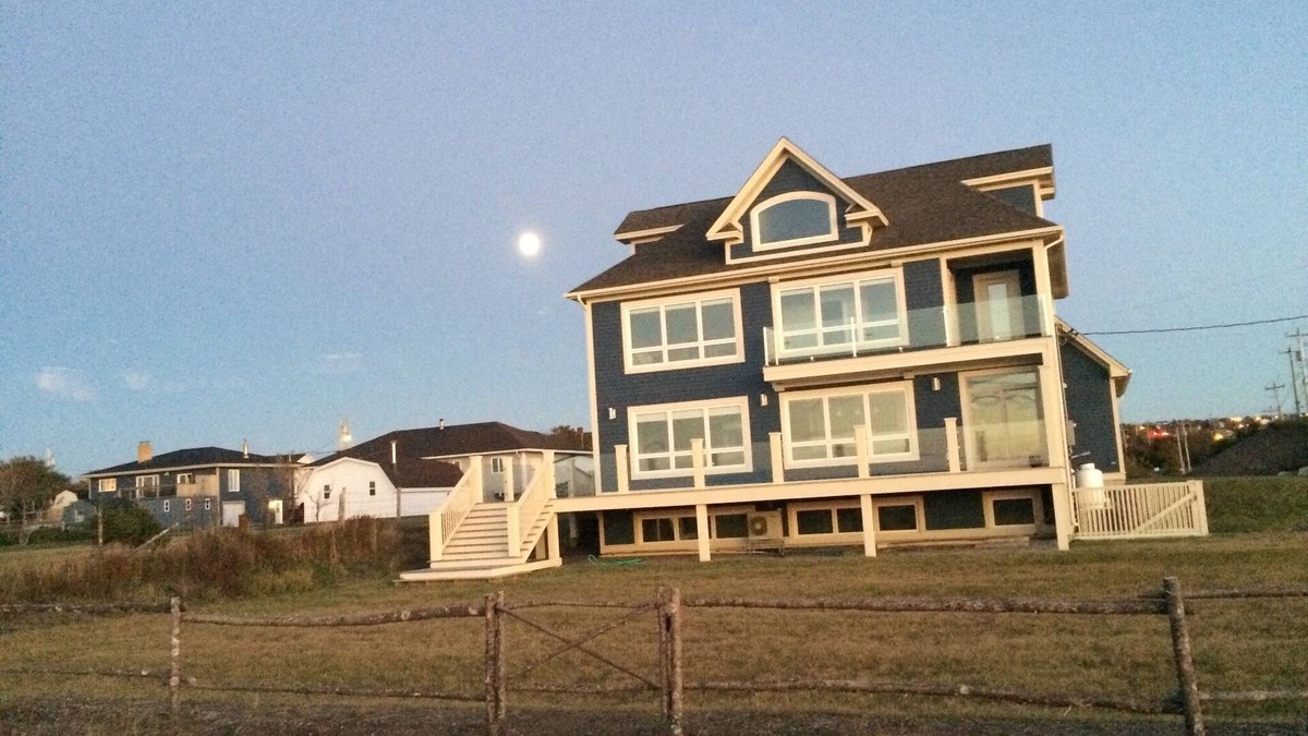 Conception Bay South House | Stunning Waterfront Home On The Bay, only 22 minutes from downtown St. John's