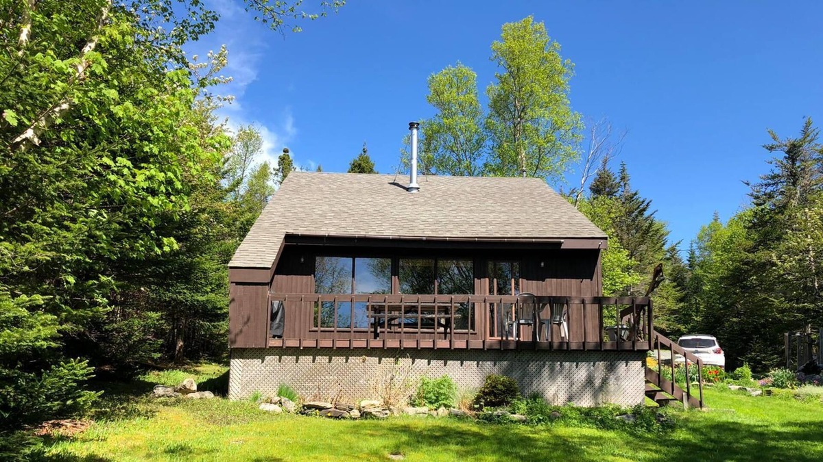 Tors Cove Cabin | Stunning Water View ✨ Alcove Chalet On A Pond