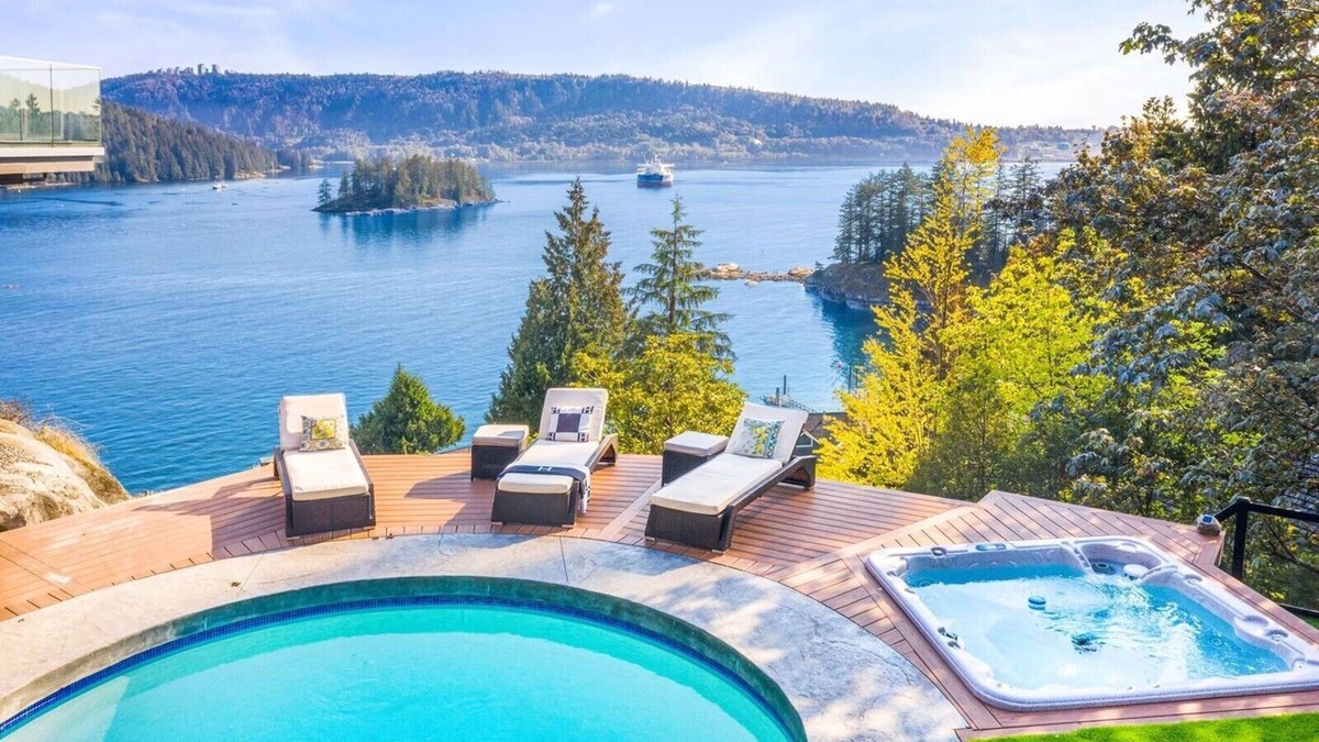 Deep Cove House | ✨Stunning Waterfront views Retreat Villa, 5 Bed, 5 Bath, Pool, Sauna, Hot tub✨
