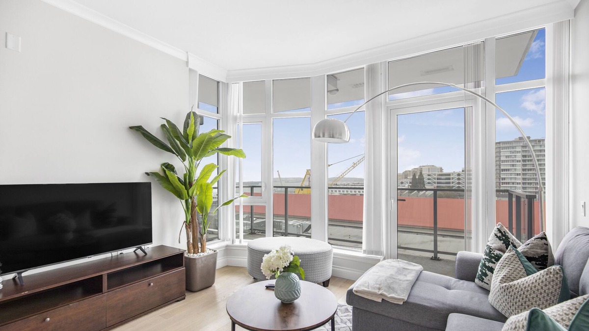 Lower Lonsdale Apartment | Stunning waterfront luxury condo, great location - 90 days minimum