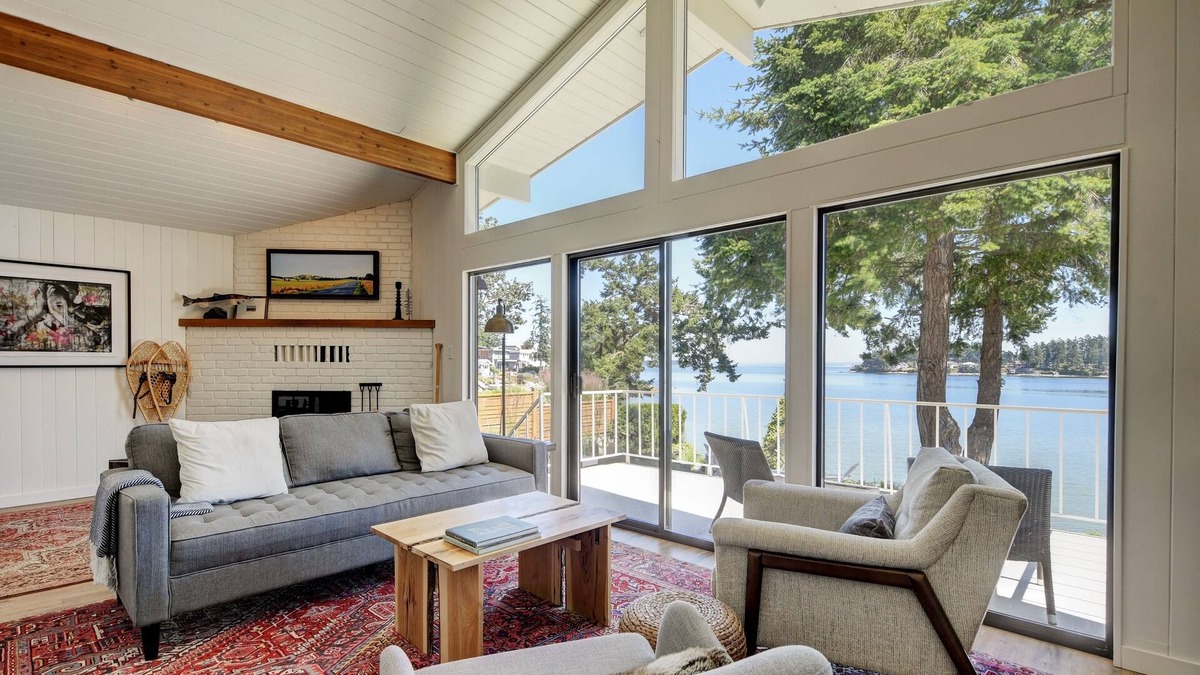 Sidney House | Stunning Waterfront 2-Bedroom Home in Sidney