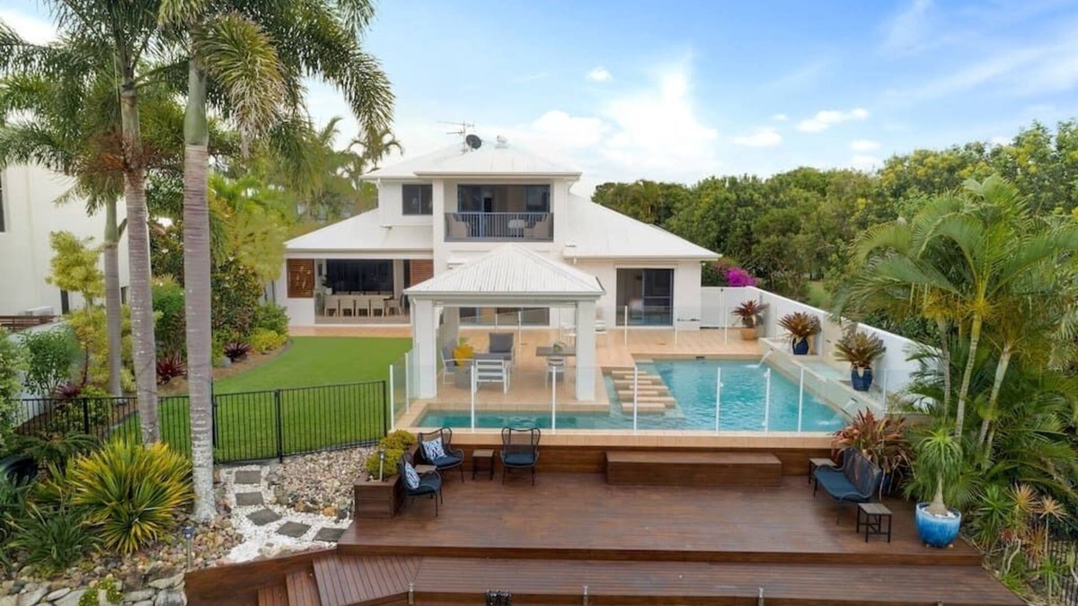 Twin Waters House | Stunning Waterfront Coastal Retreat, sleeps 15