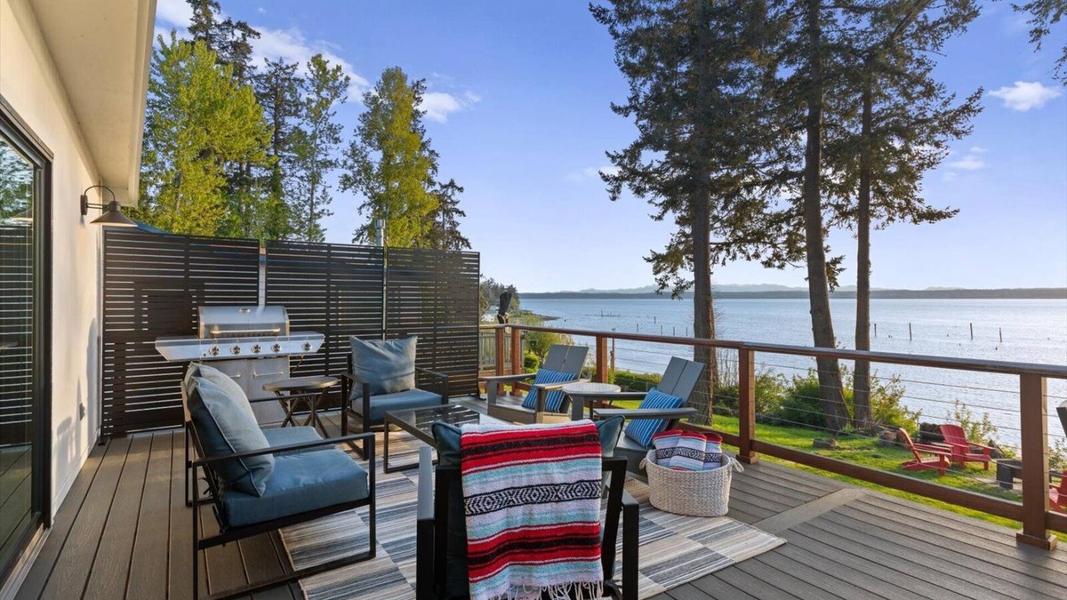 Warm Beach House | Stunning Waterfront Beach House