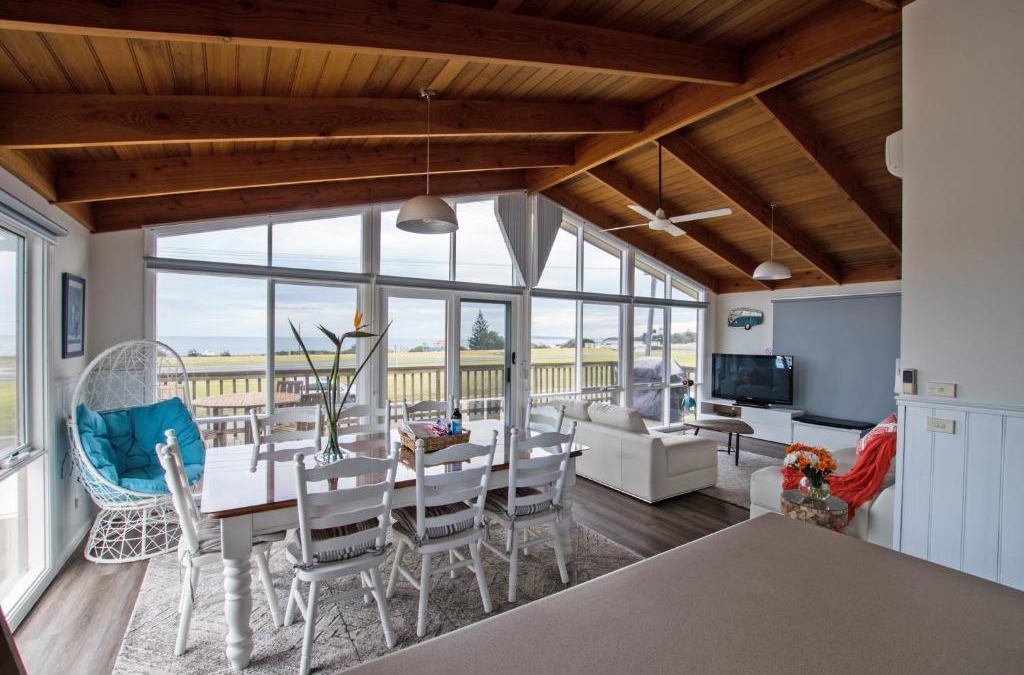 Kilcunda House | Stunning Waterfront only 10 minutes to Phillip Island - FREE EV UNIT 7kW for electric cars - pet friendly, fireplace FREE WIFI wine & chocolates