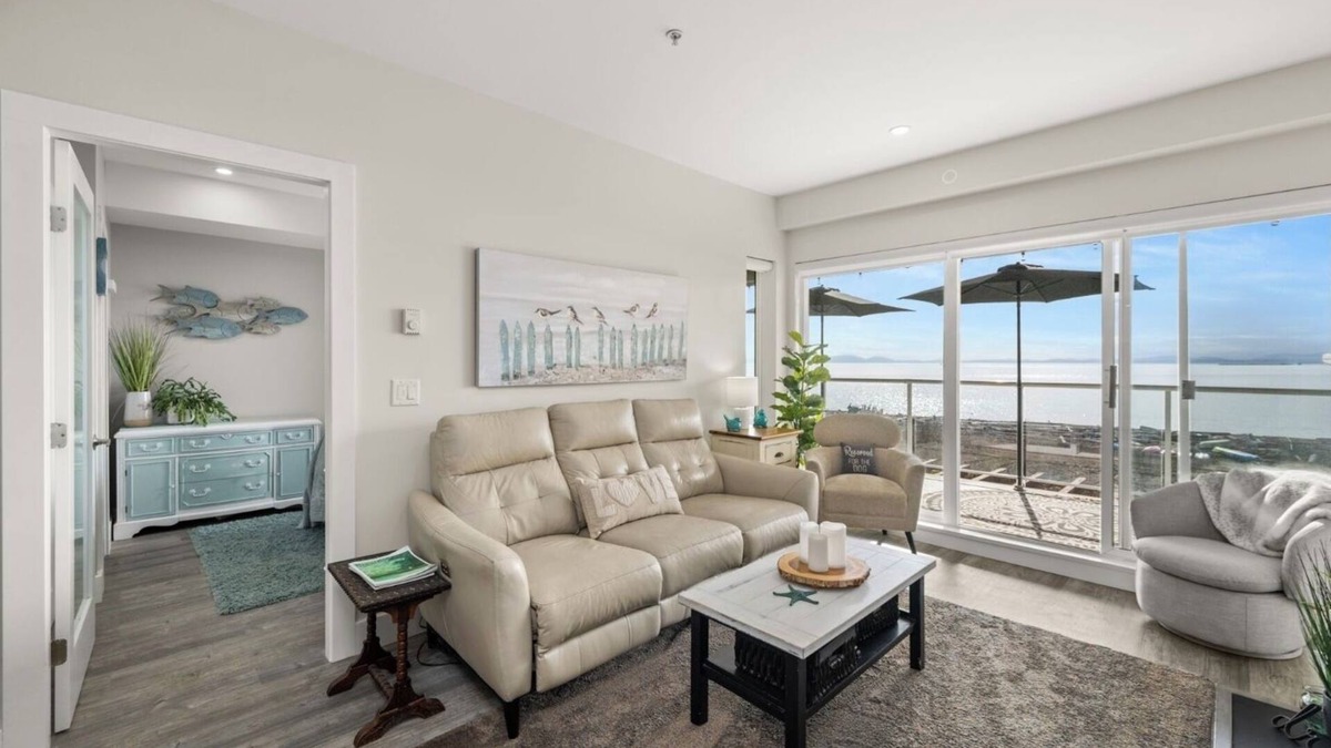 Metro Vancouver Regional District Apartment | Stunning waterfront property- wake up and fall asleep to the sound of the ocean