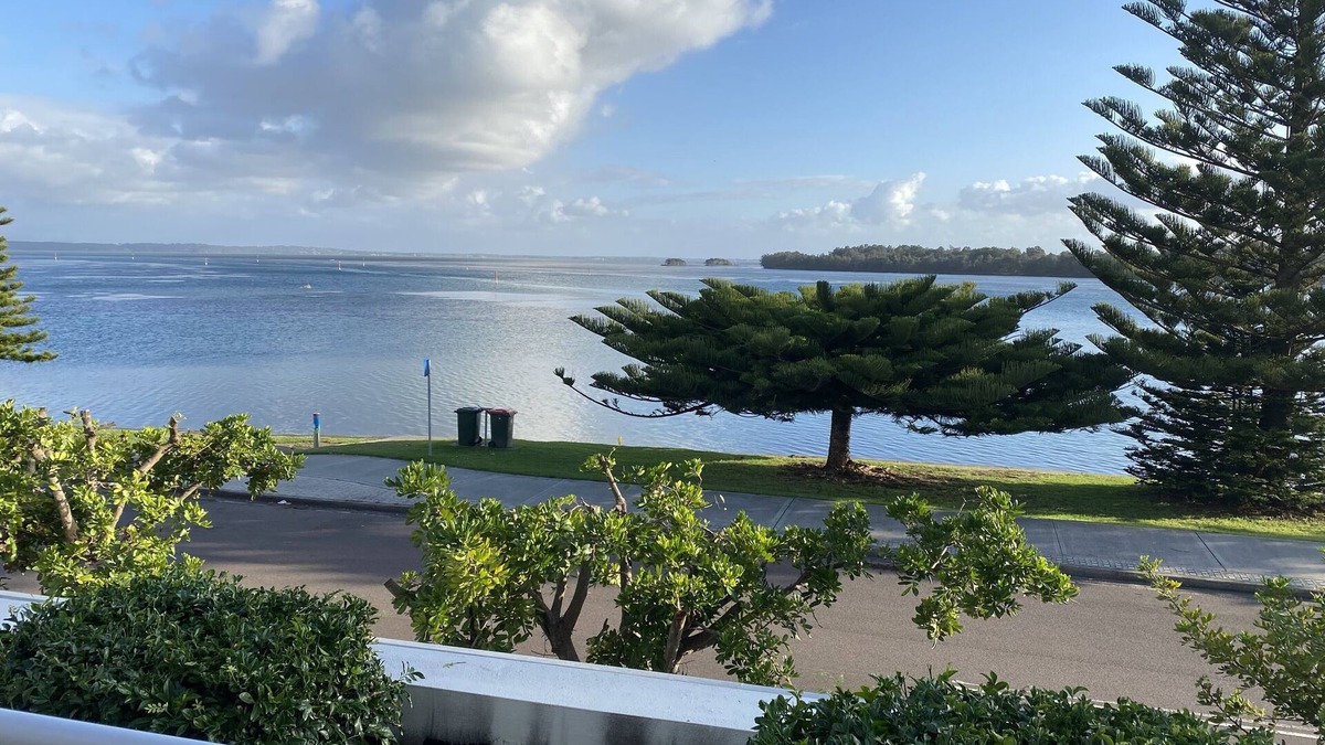 The Entrance Apartment | Stunning Waterview house sized apartment. Walk to beaches and restaurants.