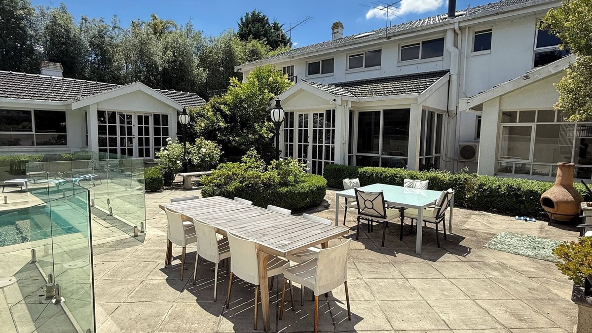 Templestowe House | Stunning White House Luxury Retreat in Templestowe