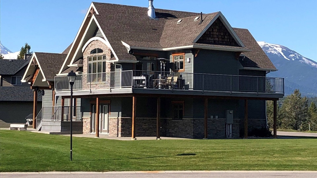 East Kootenay House | Stunning Year Round Mountain Views