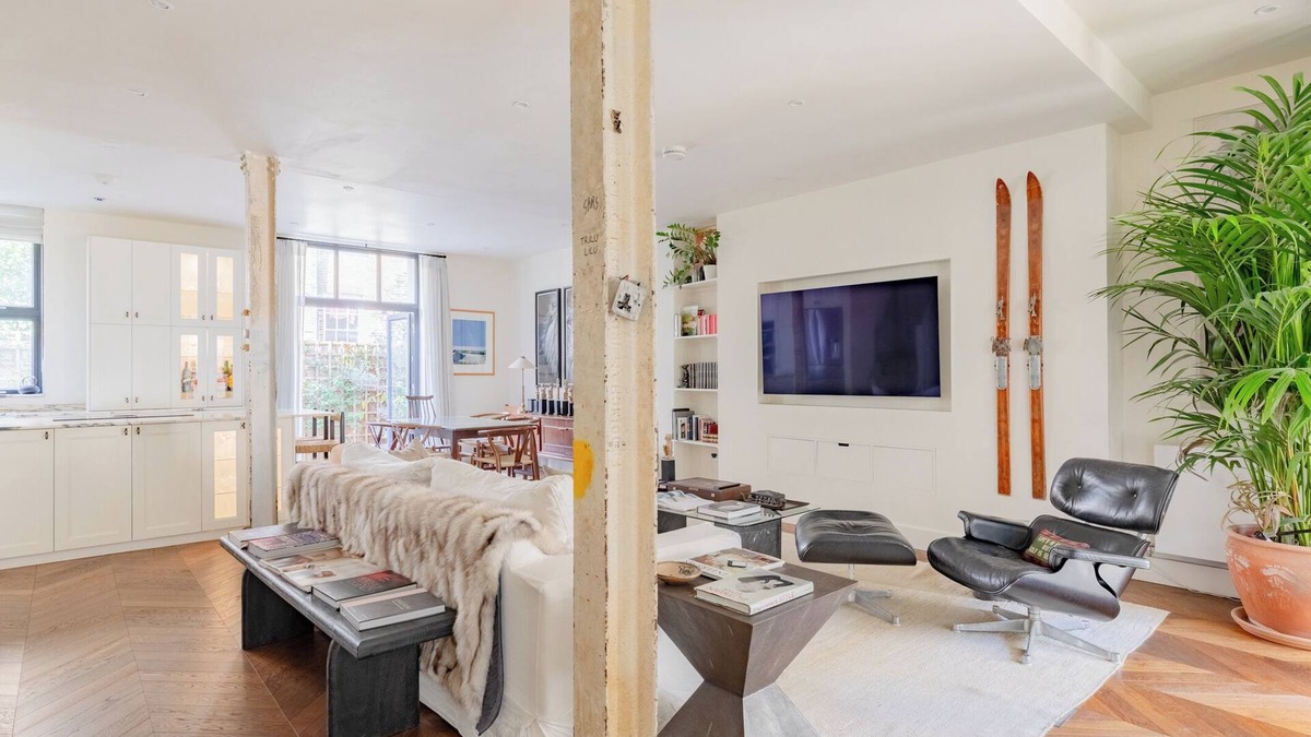 Vassall House | Stunningly Curated 2BD House in Gated Mews