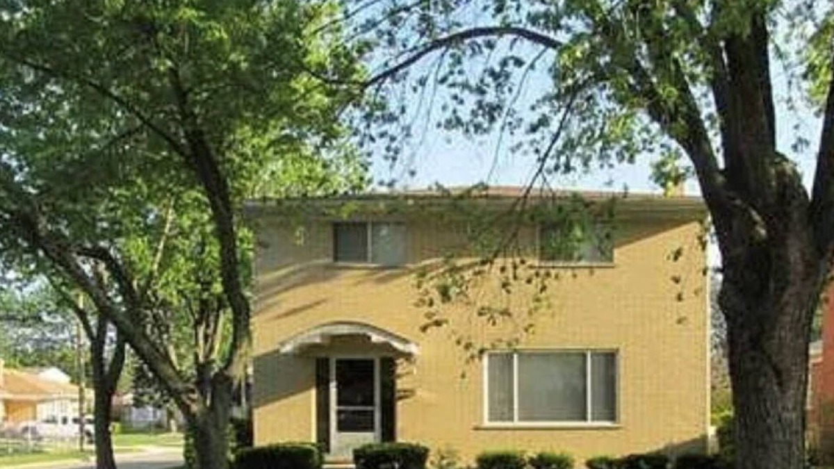 Warren House | Stunting Sunburst Peaceful Palace Spacious 5-bedroom house in Center Line, MI.