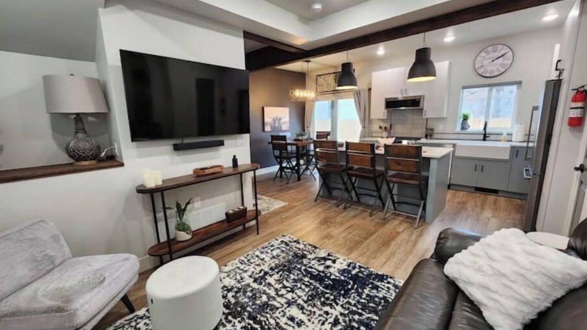 Helena House | Style and comfort in Helena! Easy access to any part of Helena. No cleaning fees