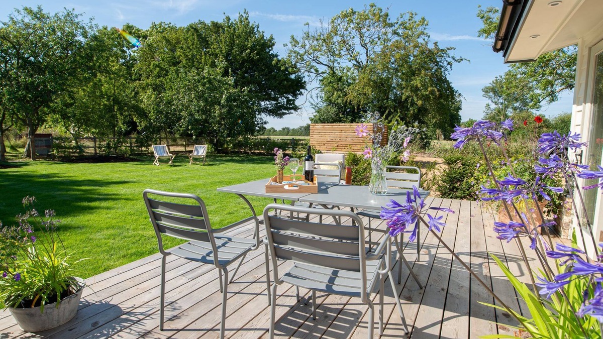 Stowmarket Cottage | Style, Luxury, and a big wildflower meadow: The Perfect Antidote to City Life - Skylarks