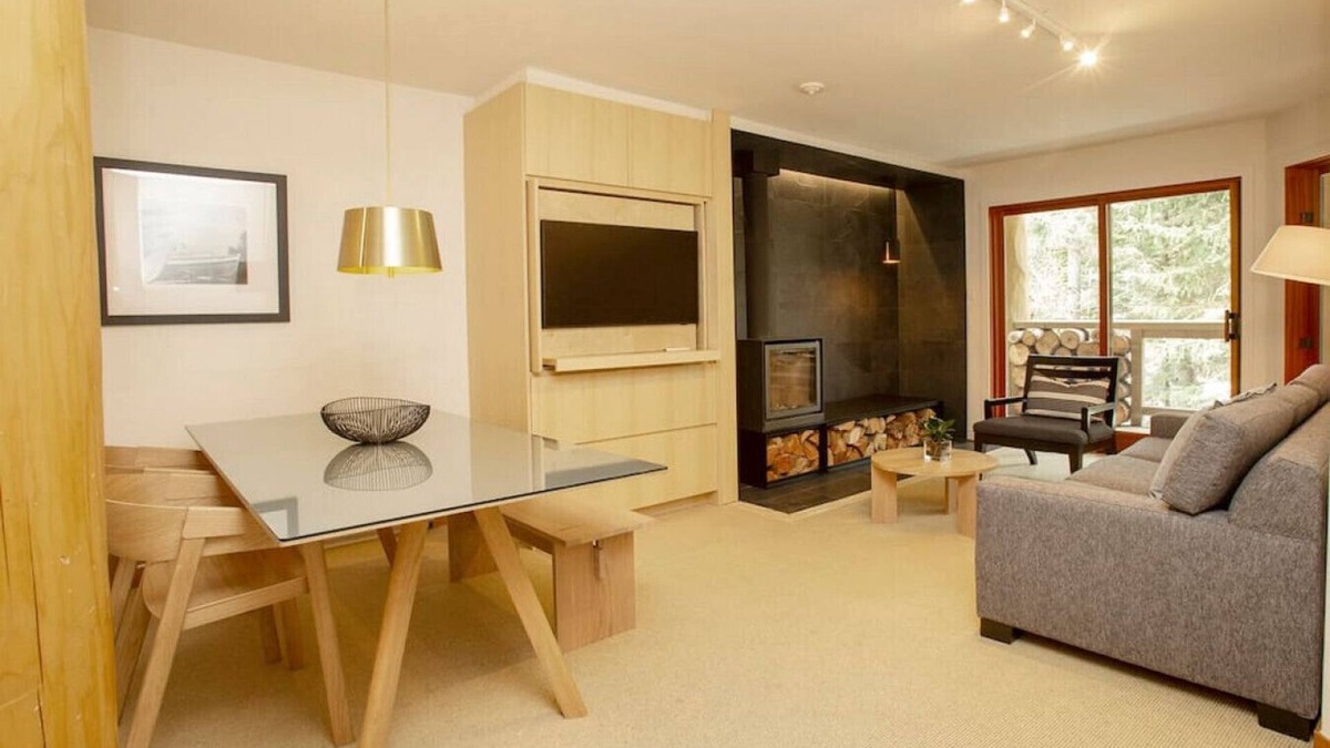 Nordic Estates House | Stylish 1.5 BR:Sleeps 4,Hot Tub,Pool,Patio,Free Parking &5 mins. Drive to Village!