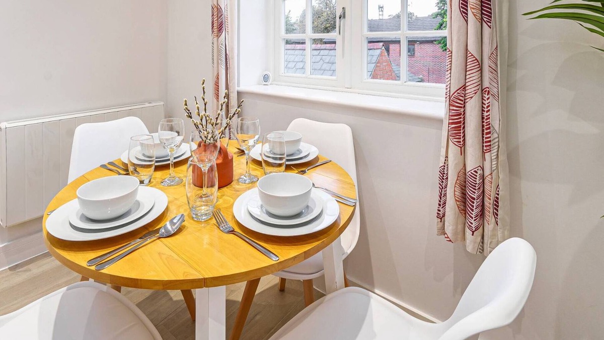 Rushmoor District Apartment | Stylish 1 Bed Flat | Pet-Friendly & Near Station