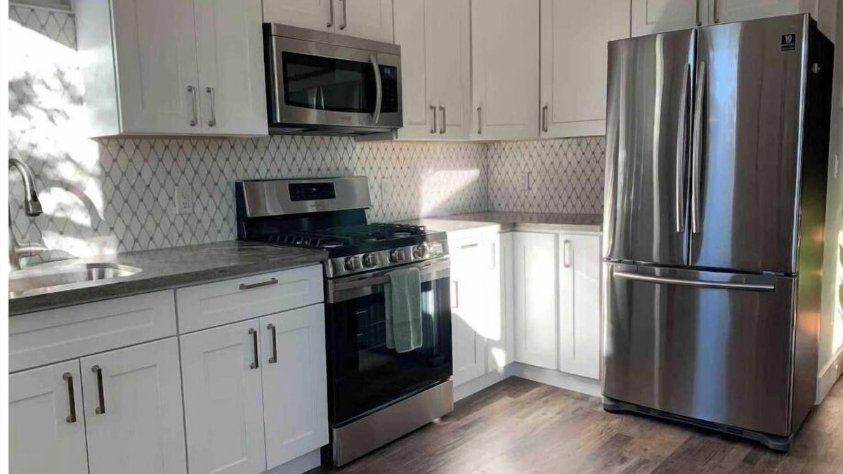 Davis Cottage | Stylish 1 Bedroom Farmhouse - Live/Work