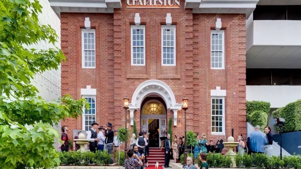 West Perth Apartment | Stylish 1BR APT in West Perth with Parking!