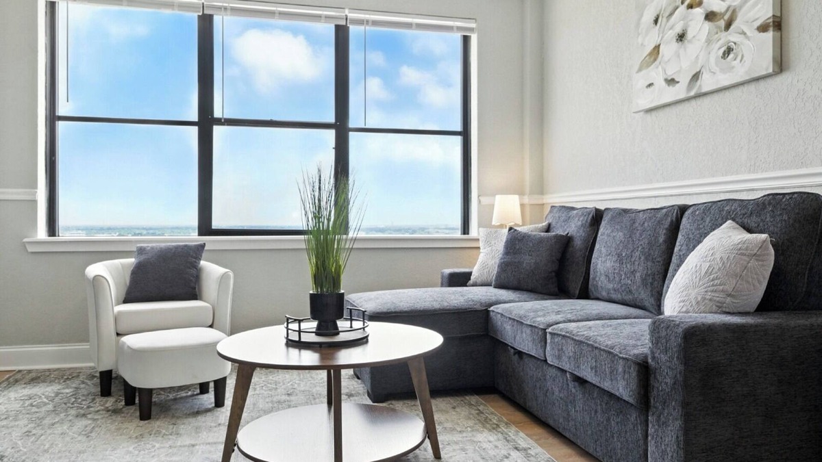 Downtown Jacksonville Apartment | Stylish 1BR High-Rise Stadium & Arena Nearby