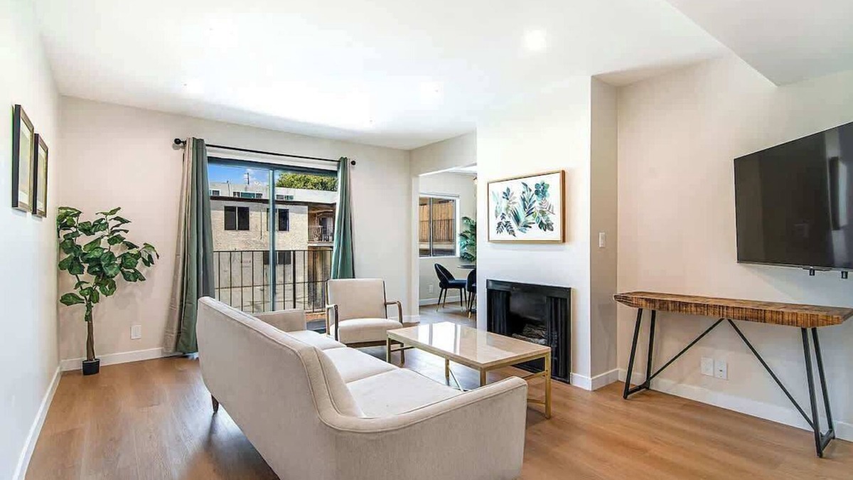 Van Nuys Apartment | Stylish 1BR Near Universal Studios with Parking