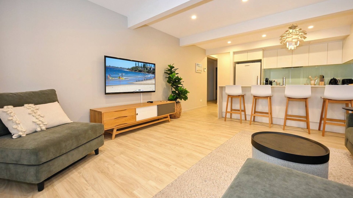 Alexandra Headland Apartment | Stylish 2 b/r, 2 Bath Apartment - 4 Guests ZC5