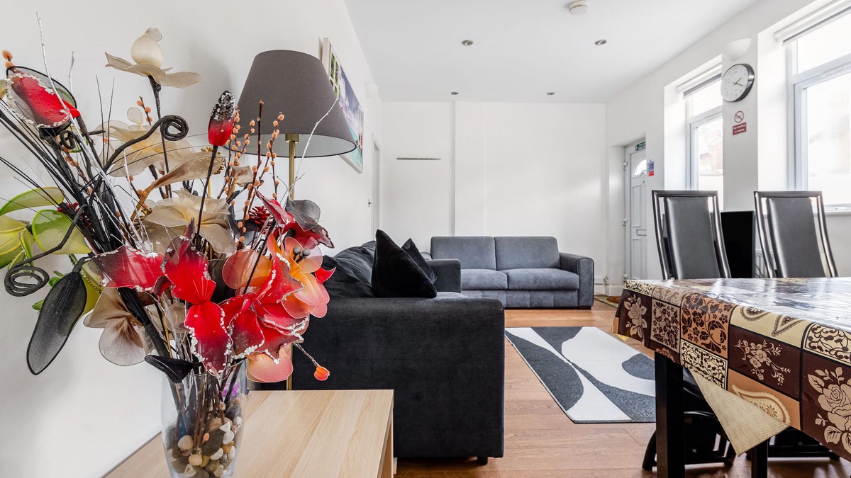 Balham Apartment | Stylish 2-Bed, 2-Bath Flat with Free Parking for 2 Cars & Easy Tube Access