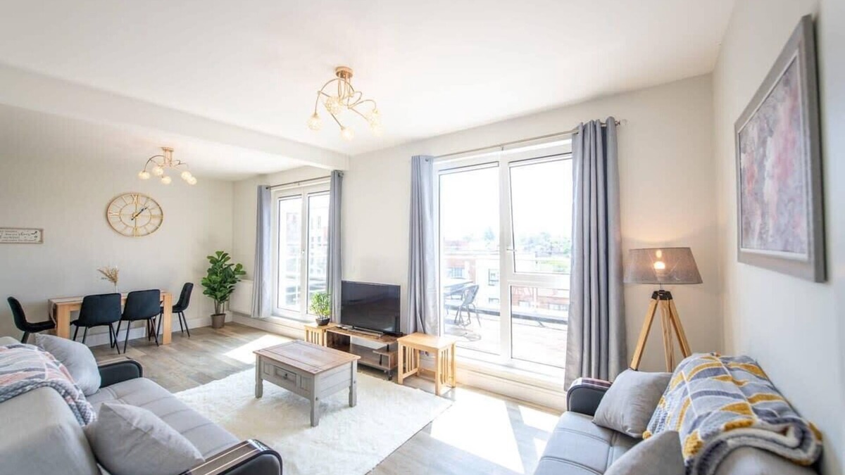 Crawley Apartment | Stylish 2 Bed Apartment in Crawley - Sleeps 5