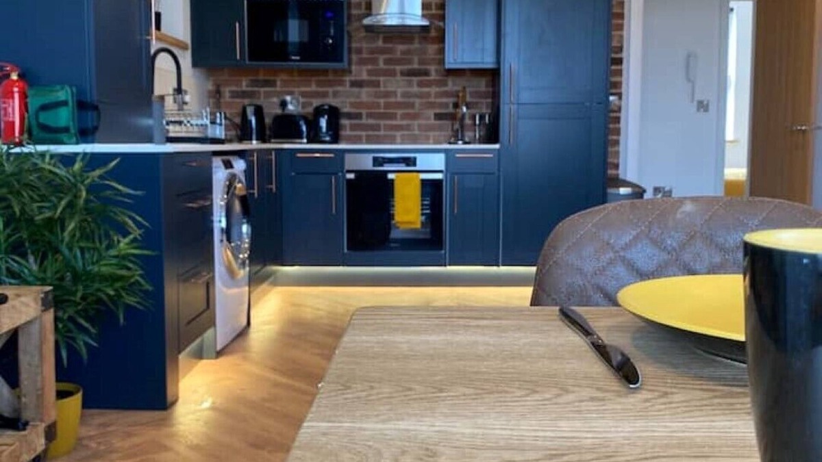 Sheringham Apartment | Stylish 2 Bed Apt, 2 Minute Walk From The Beach.