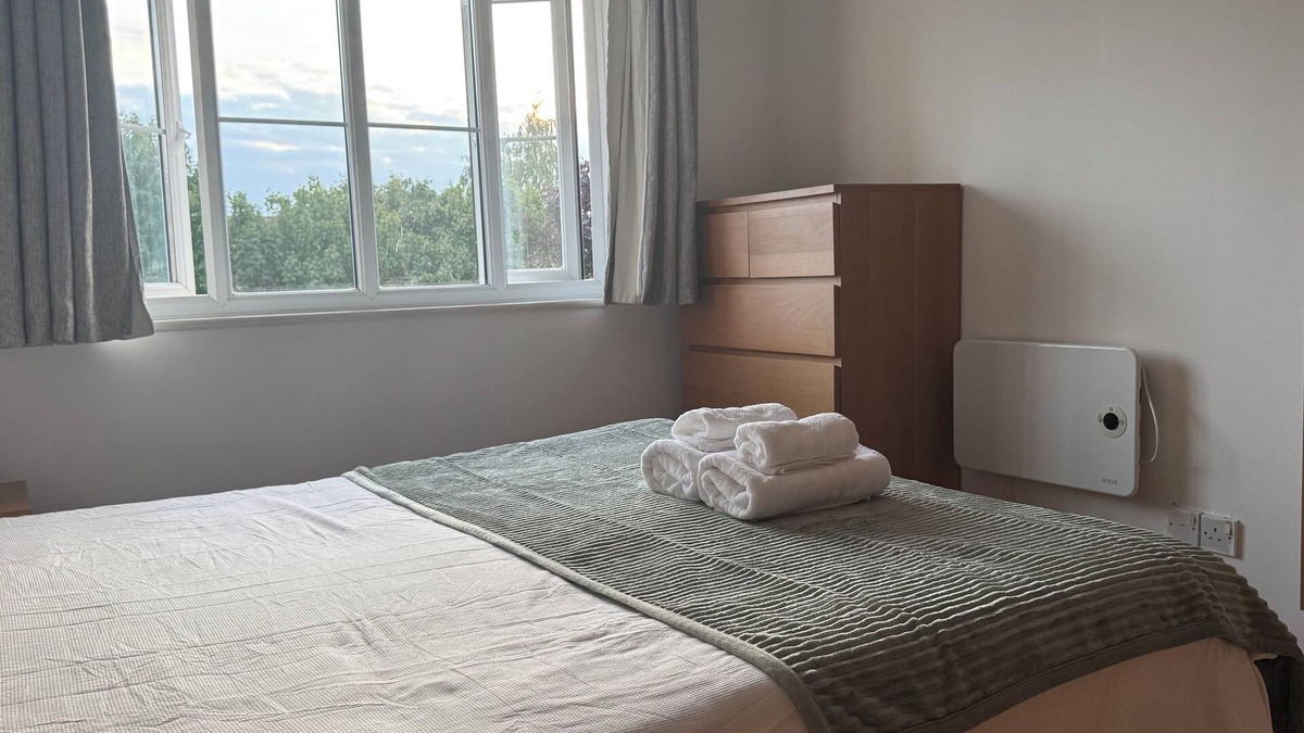 Walthamstow Apartment | Stylish 2 Bed E17 Home with parking
